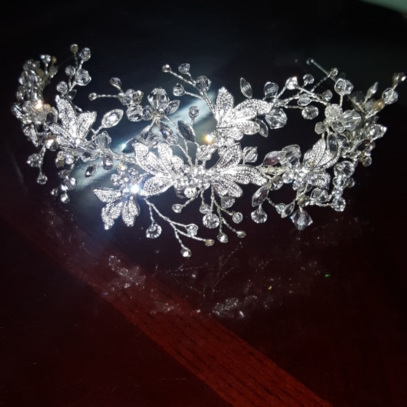 MOLDABLE CRYSTAL EMBELLISHED TIARA. - Picture 7 of 8